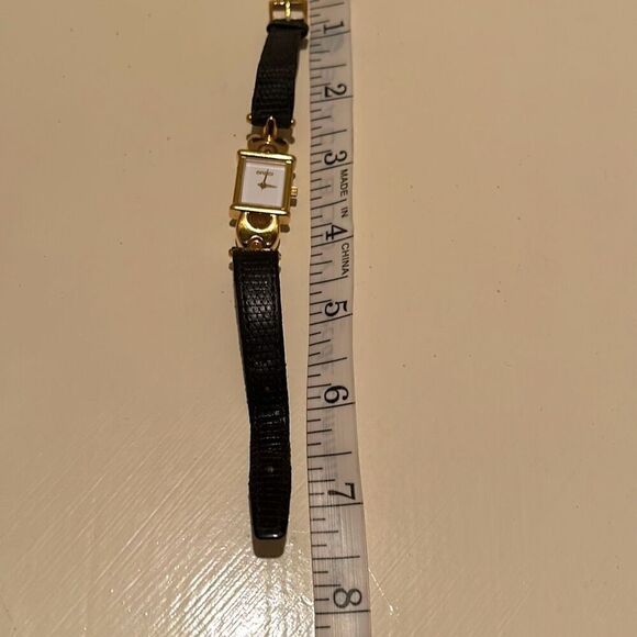 Gucci 1800L Gold Square Face Bracelet Wrist Watch Embossed Leather Band Classy - Picture 6 of 13